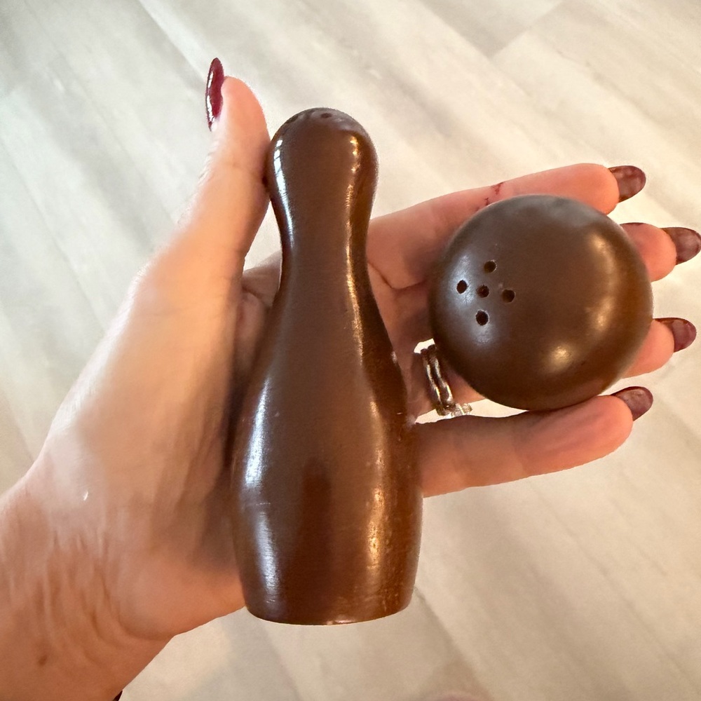 VINTAGE SALT N PEPPER SHAKERS! COLLECTABLE FUN REPLICA OF A Bowling ball.& Pin